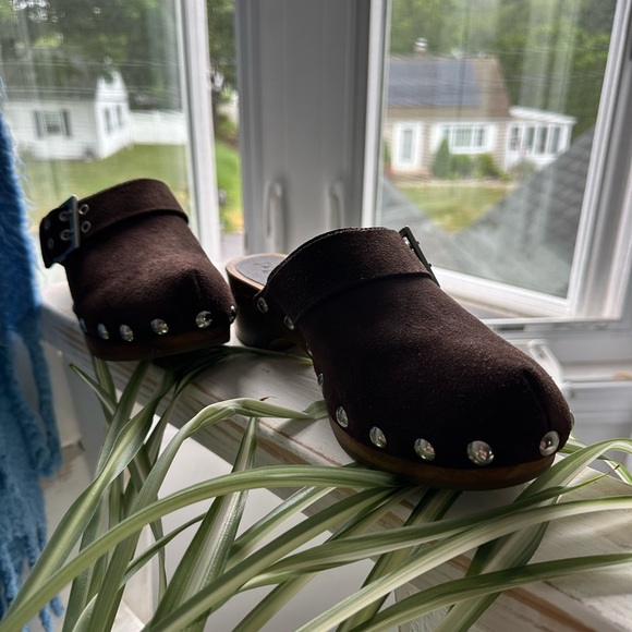 Stylish Brown Clogs - Picture 1 of 4